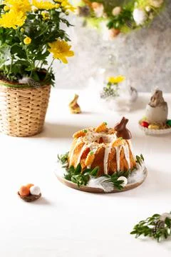 Easter lemon cake with icing and easter decoration. Easter gugelhupf cake wit Foto stock