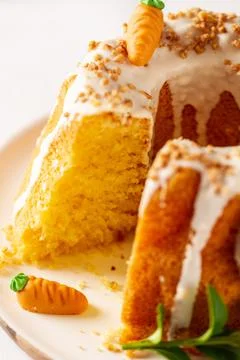 Easter lemon cake with icing and easter decoration. Easter gugelhupf cake wit Foto stock