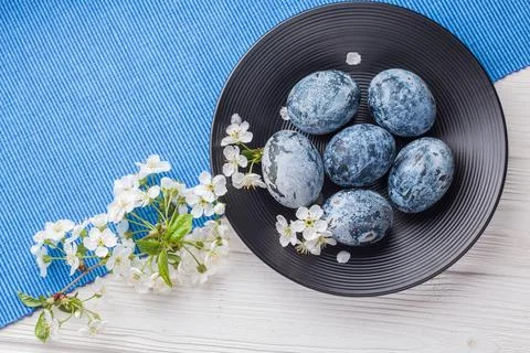 Easter marble eggs in a black plate Foto stock