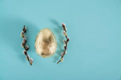 Easter minimalistic egg with copy space Foto stock