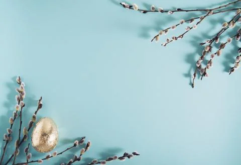 Easter minimalistic egg with copy space Foto stock