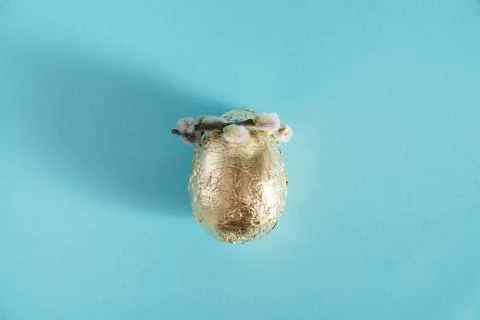 Easter minimalistic egg with copy space Foto stock