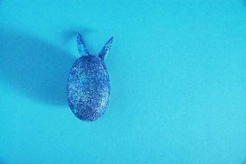 Easter minimalistic egg with copy space Foto stock