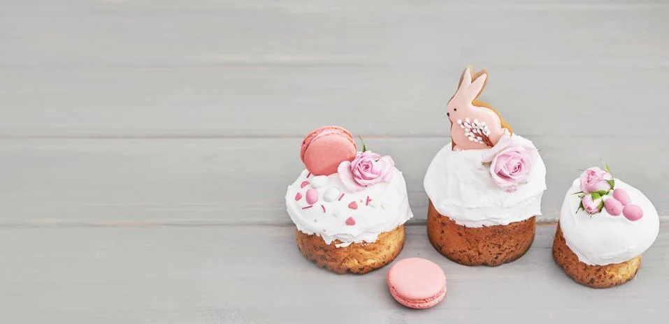 Easter orthodox sweet bread, Easter cake with flowers and gingerbread. Holida Stock Photos