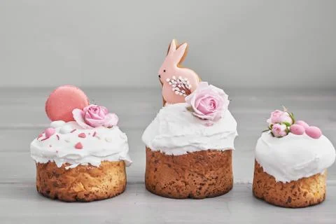 Easter orthodox sweet bread, Easter cake with flowers and gingerbread. Holida Stock-Fotos