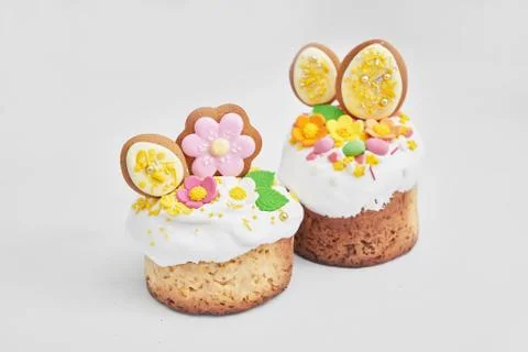 Easter orthodox sweet bread, Easter cake with flowers and gingerbread. Holida Foto stock