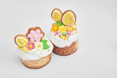 Easter orthodox sweet bread, Easter cake with flowers and gingerbread. Holida Foto stock