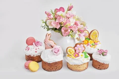 Easter orthodox sweet bread, Easter cake with flowers and gingerbread. Holida Foto stock