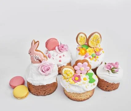 Easter orthodox sweet bread, Easter cake with flowers and gingerbread. Holida Foto stock
