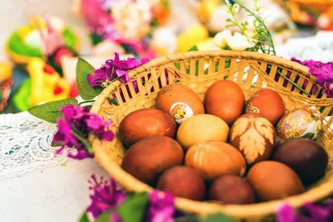 Easter painted eggs in the basket on table Foto stock