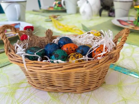 Easter. Painted eggs in a basket on the table at home Foto stock