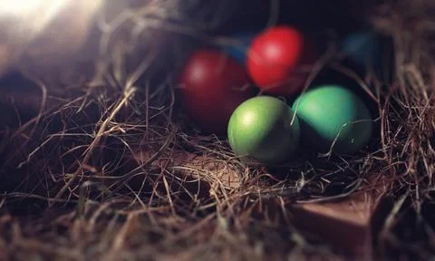 Easter painted eggs on burlap 库存照片