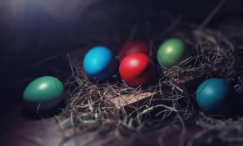 Easter painted eggs on burlap 库存照片
