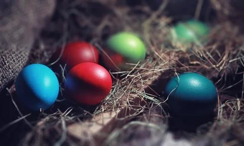 Easter painted eggs on burlap 库存照片