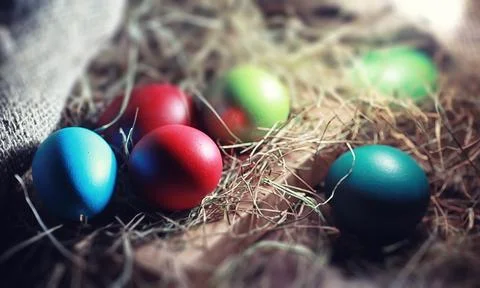 Easter painted eggs on burlap Stockfoto's
