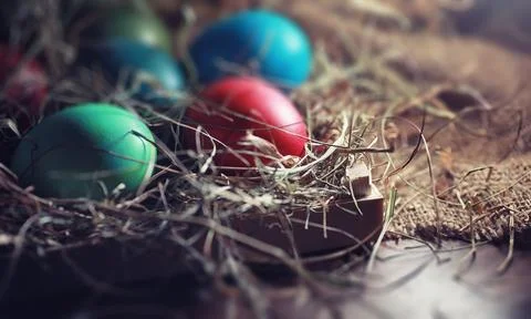 Easter painted eggs on burlap 库存照片