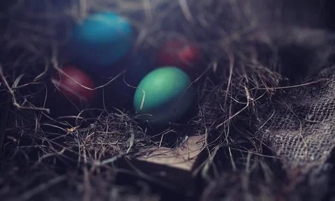 Easter painted eggs on burlap 库存照片