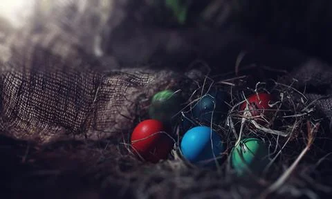 Easter painted eggs on burlap Stockfoto's