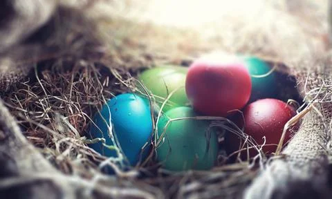 Easter painted eggs on burlap 库存照片