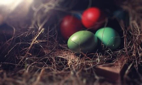 Easter painted eggs on burlap Stockfoto's