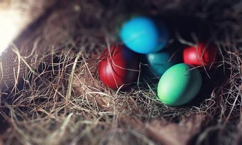 Easter painted eggs on burlap Stockfoto's