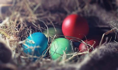 Easter painted eggs on burlap 库存照片