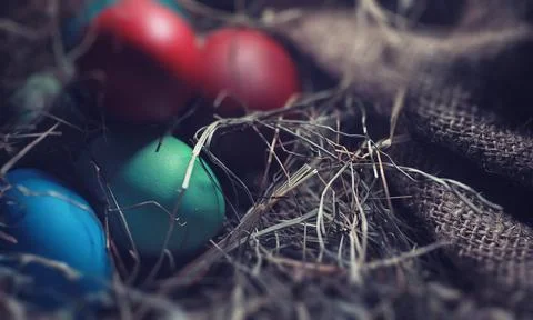 Easter painted eggs on burlap 库存照片