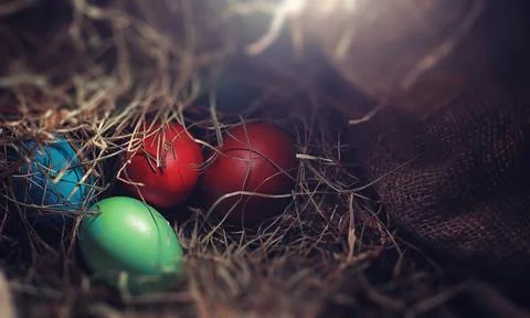 Easter painted eggs on burlap Stockfoto's