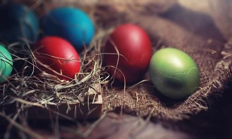 Easter painted eggs on burlap 库存照片