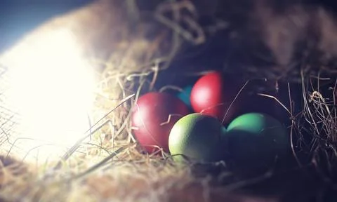 Easter painted eggs on burlap Stockfoto's