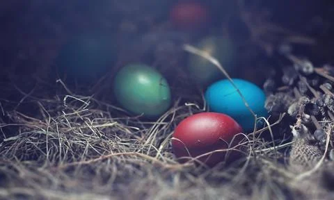 Easter painted eggs on burlap 库存照片