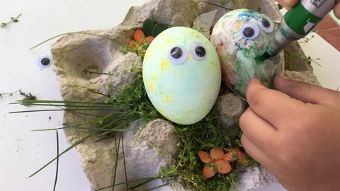 Easter. Painted eggs. We paint eggs, paints, for children. Eyes on eggs Stock Footage 101805362