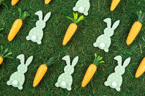 Easter pattern background made of decorative carrots and bunny rabbits on 스톡 사진