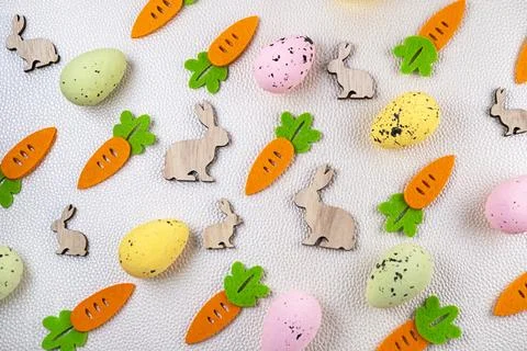 Easter pattern eggs rabbit carrot Easter pattern made of colored eggs Foto stock