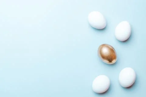 Easter pattern. Golden, white colour egg on pastel blue background in Happy E 스톡 사진