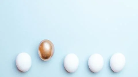 Easter pattern. Golden, white colour egg on pastel blue background in Happy E 스톡 사진