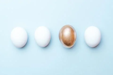 Easter pattern. Golden, white colour egg on pastel blue background in Happy E 스톡 사진