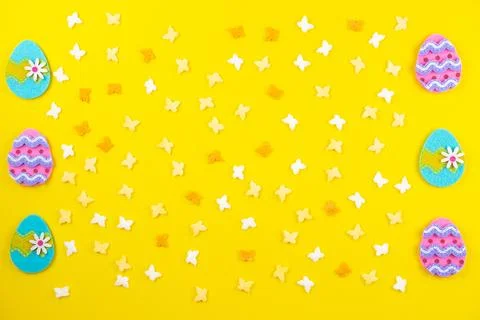 Easter pattern made of white and yellow butterflies and colored eggs from felt Foto stock
