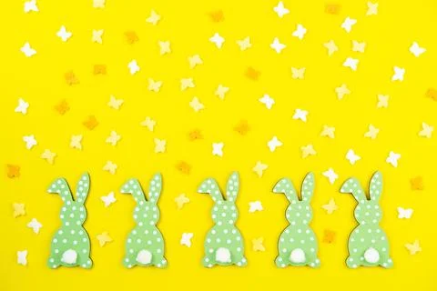 Easter pattern made of white and yellow butterflies and colored hares from the Foto stock