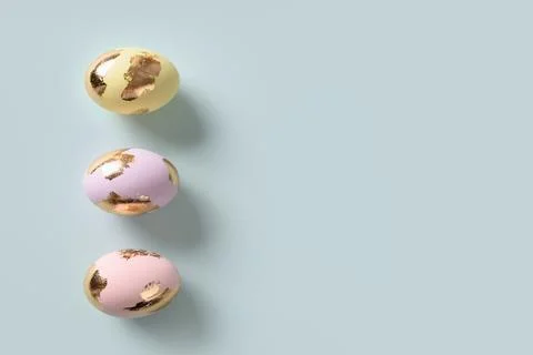 Easter pattern with pastel eggs on blue background. 스톡 사진