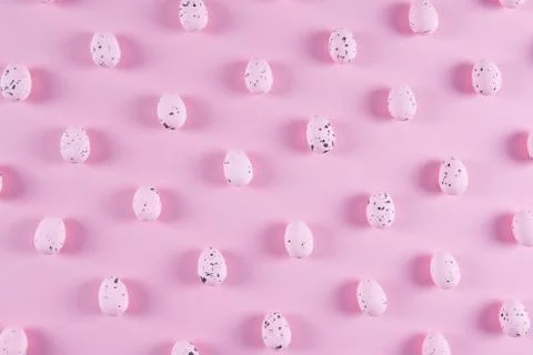 Easter pattern with pink Easter eggs on a pink background, top view 스톡 사진