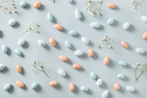 Easter pattern with sweets as chocolate eggs and gypsophila flowers. Foto stock