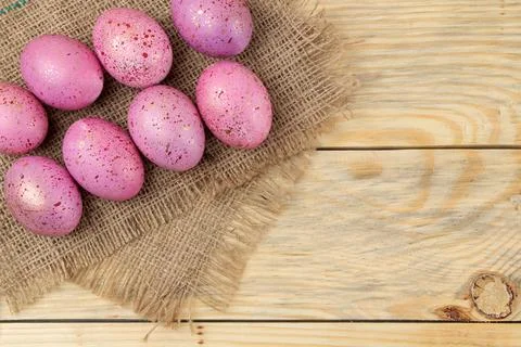 Easter. Pink Easter eggs on a napkin on a natural wooden table. Happy easter. Foto stock