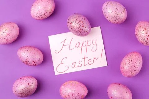 Easter. Pink Easter eggs on trendy purple background. Happy easter. holidays. Foto stock
