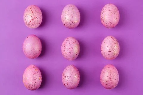 Easter. Pink Easter eggs on trendy purple background. Happy easter. holidays. 库存照片