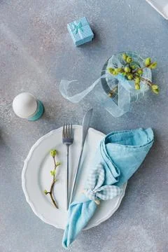 Easter Place Setting with Blue Napkin and Ribbon Foto stock