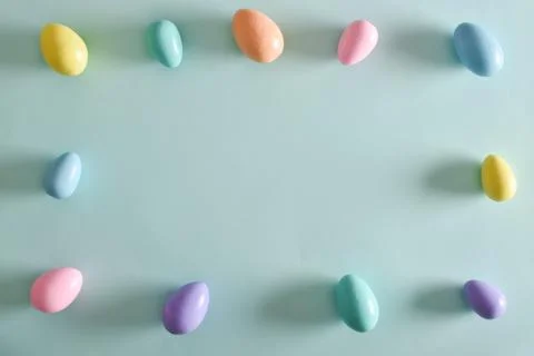 Easter postcard with bed-colored eggs with a copy of the place for the text. Stock-Fotos