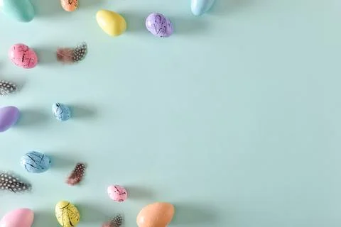 Easter postcard with bed-colored eggs with a copy of the place for the text. Foto stock