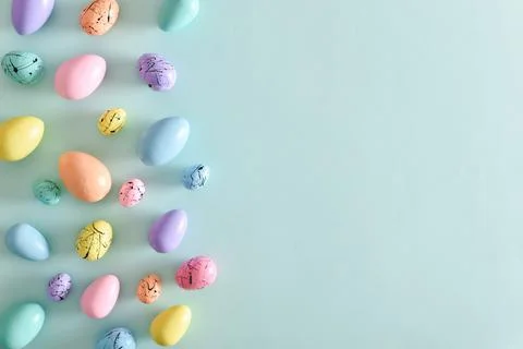 Easter postcard with bed-colored eggs with a copy of the place for the text. Foto stock