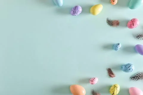 Easter postcard with bed-colored eggs with a copy of the place for the text. Foto stock